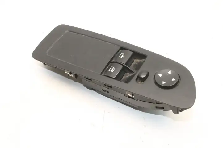 BMW 1 E82 E88 (2007 - 2014) 9167157 Кнопка фаркопа в багажнике — фото 2