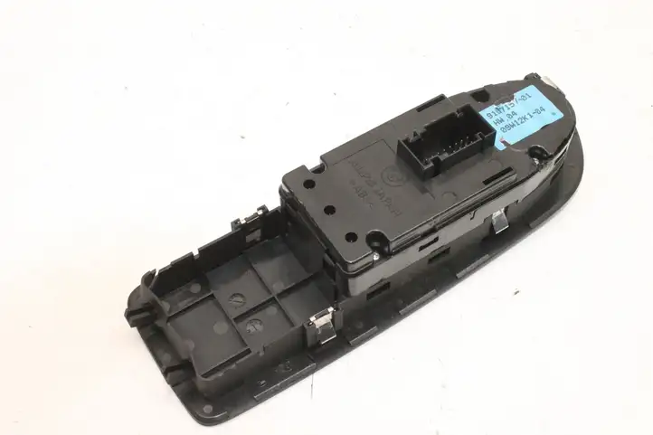 BMW 1 E82 E88 (2007 - 2014) 9167157 Кнопка фаркопа в багажнике — фото 3