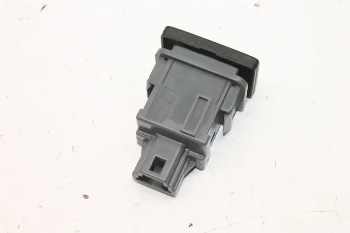 Toyota RAV 4 (XA40) (2012 - 2018) 15B060 Кнопка фаркопа в багажнике — фото 3