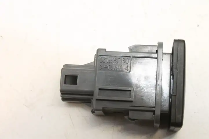 Toyota RAV 4 (XA40) (2012 - 2018) 15B060 Кнопка фаркопа в багажнике — фото 4