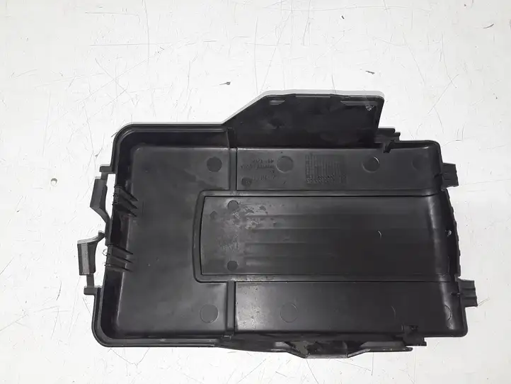 Volkswagen PASSAT B6 (2005 - 2010) 1K0915443A Крышка ящика аккумулятора — фото 5