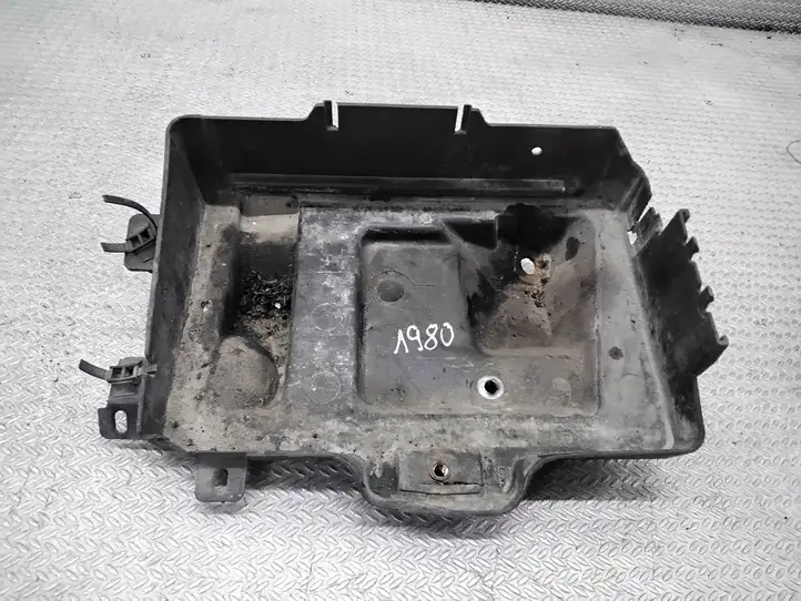 Opel Astra H (2004 - 2009) 13110827 Площадка аккумулятора — фото 1
