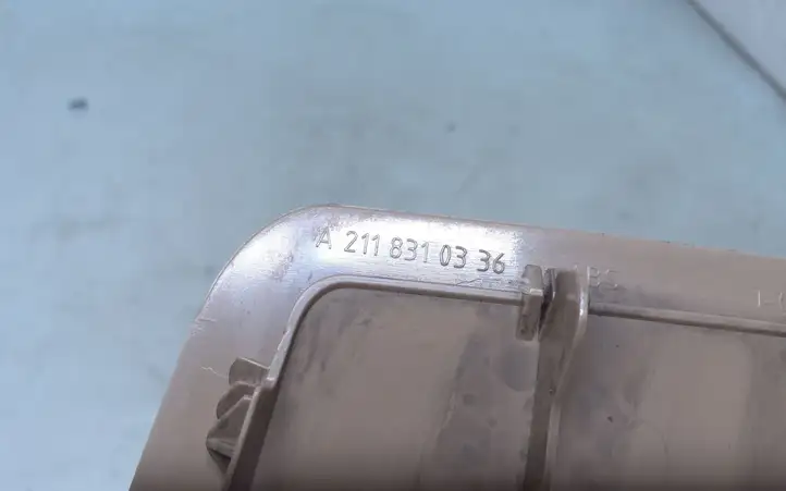 Mercedes-Benz CLS C219 (2003 - 2011) A2118310336 Прочие детали салона — фото 3