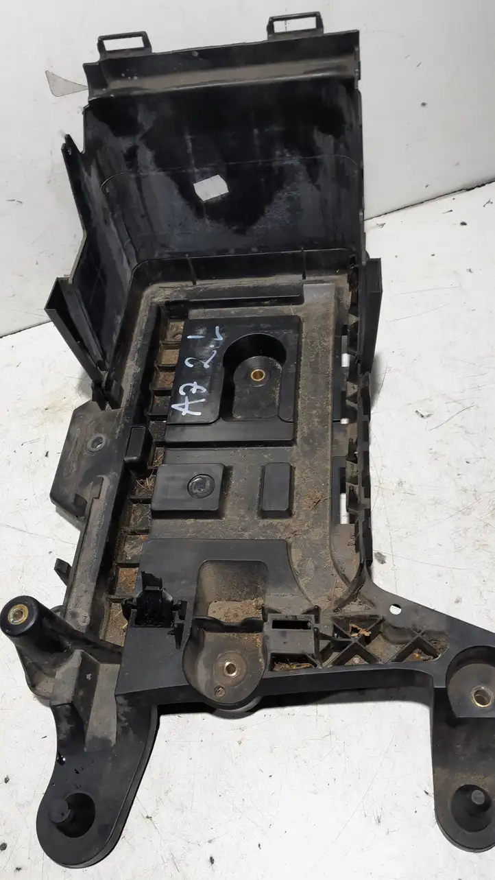 Audi A3/S3 8P (2008 - 2013) 1K0915333H Площадка аккумулятора — фото 1