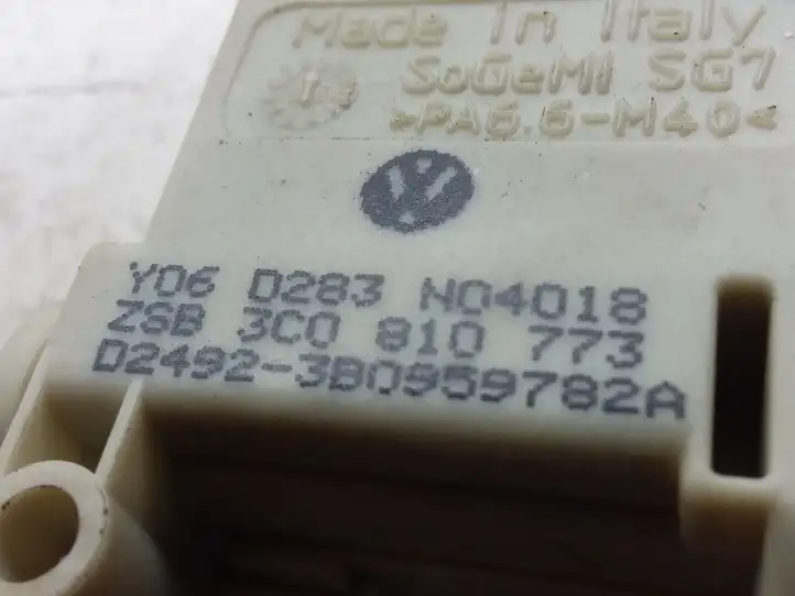 Volkswagen PASSAT B6 (2005 - 2010)  3C0810773 Двигатель центрально замка