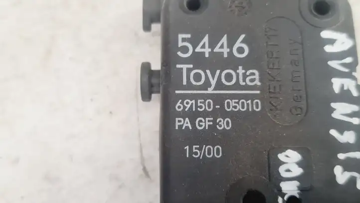 Toyota Avensis T220 (2000 - 2003) 6915005010 Мотор центрального замка — фото 3
