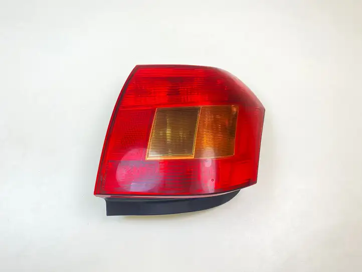 Toyota Corolla E120 E130 (2000 - 2004) E110459 Задний фонарь в кузове — фото 1