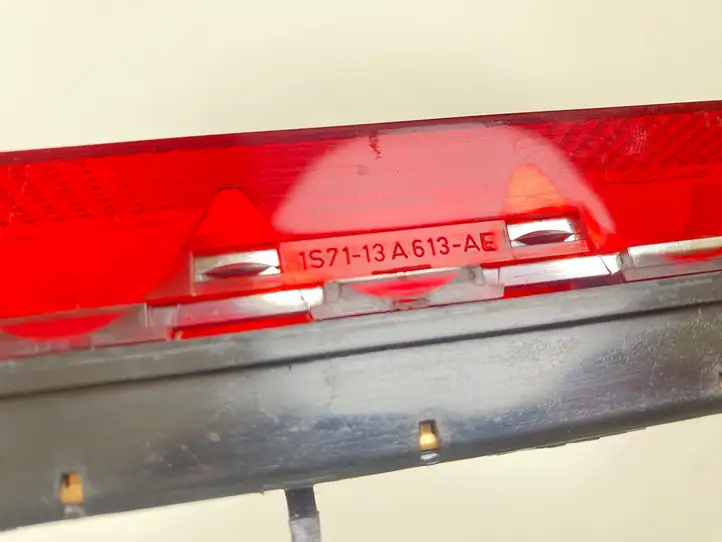 Ford Focus (2005 - 2008) 1S7113A613AE Дополнительный стоп фонарь — фото 5