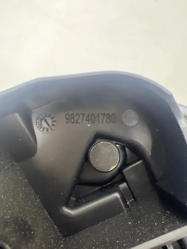 Peugeot 2008 II (2019 - ) 9827401780 Прочие детали салона — фото 3