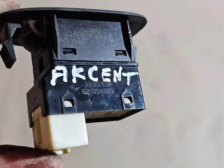Hyundai Accent (2003 - 2006) 621W04620 Кнопка стеклоподъемников — фото 1