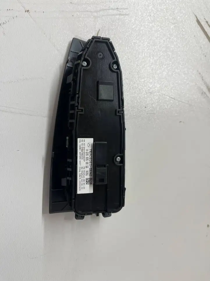 Mercedes-Benz C W205 (2014 - 2021) A2059056811 Блок кнопок стеклоподъемников — фото 2