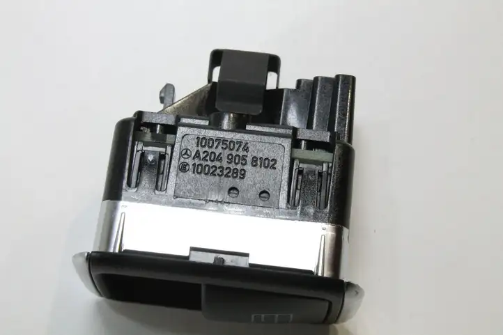 Mercedes-Benz B-class W246 (2011 - 2014) A2049058102 Кнопка фаркопа в багажнике — фото 3