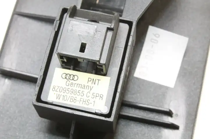 Audi A4 S4 B6 8E 8H (2000 - 2006) 8Z0959855C Кнопка фаркопа в багажнике — фото 4