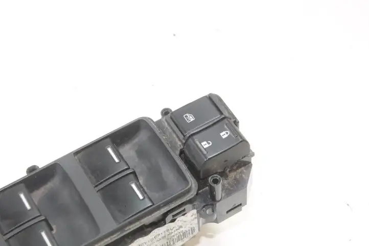 Honda CR-V (2009 - 2012) 83540T1G Кнопка фаркопа в багажнике — фото 2