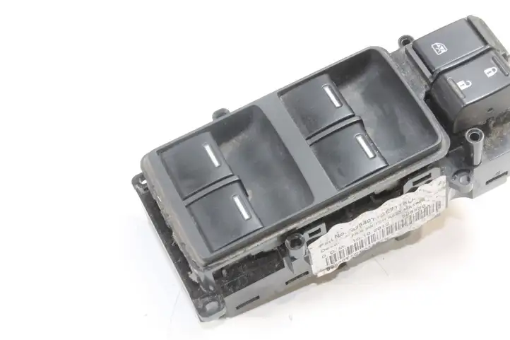 Honda CR-V (2009 - 2012) 83540T1G Кнопка фаркопа в багажнике — фото 3