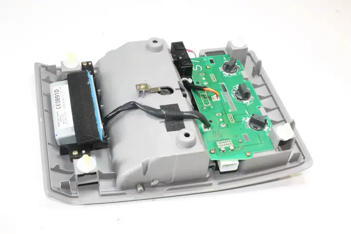 Toyota Prius (NHW20) (2003 - 2009) 8973247011 Передняя подсветка — фото 5