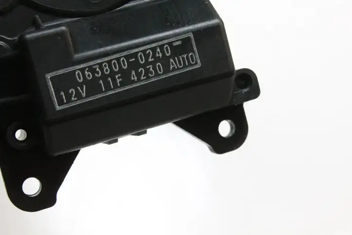 Toyota Prius (NHW20) (2003 - 2009) 0638000240 Двигатель задвижки потока воздуха — фото 3