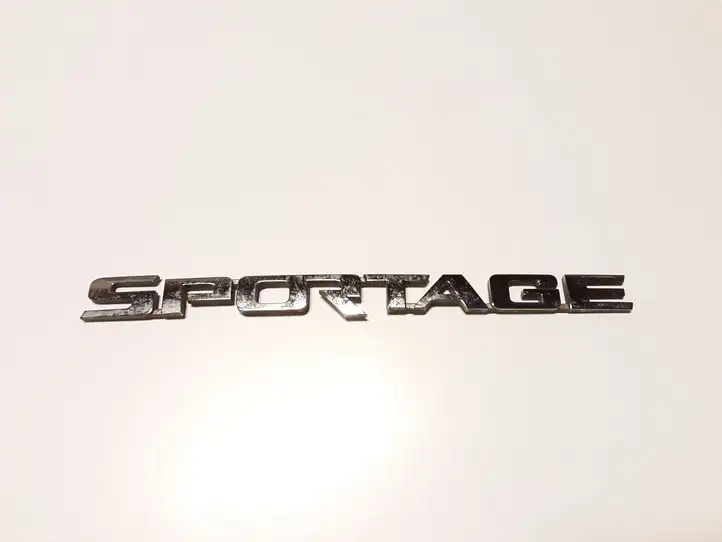 Kia Sportage (2004 - 2008) Эмблема производителя — фото 1