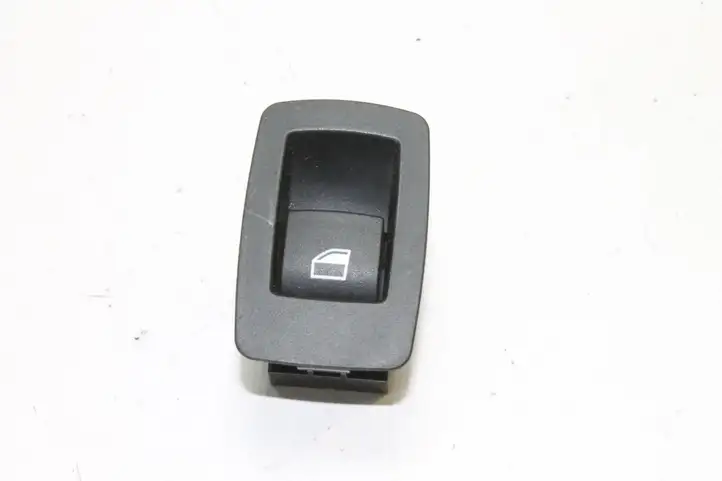 BMW X3 F25 (2010 - 2017) 9208106 Кнопка фаркопа в багажнике — фото 1