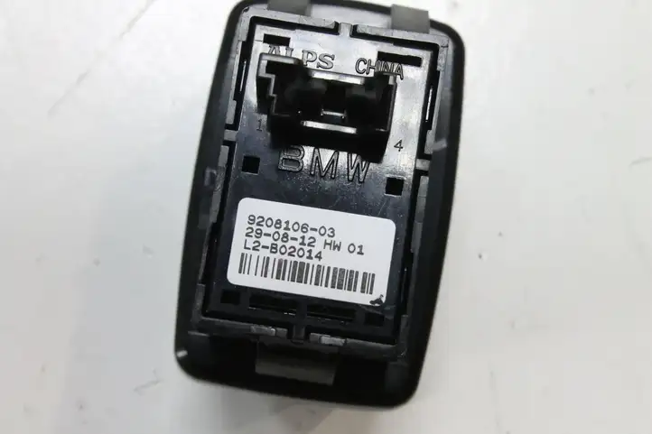 BMW X3 F25 (2010 - 2017) 9208106 Кнопка фаркопа в багажнике — фото 3