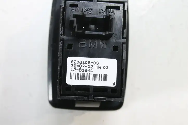 BMW X3 F25 (2010 - 2017) 9208106 Кнопка фаркопа в багажнике — фото 3