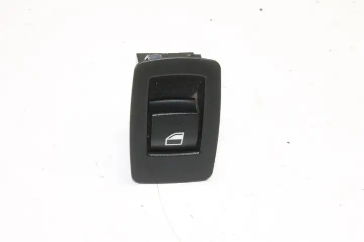 BMW X3 F25 (2010 - 2017) 9208106 Кнопка фаркопа в багажнике — фото 1