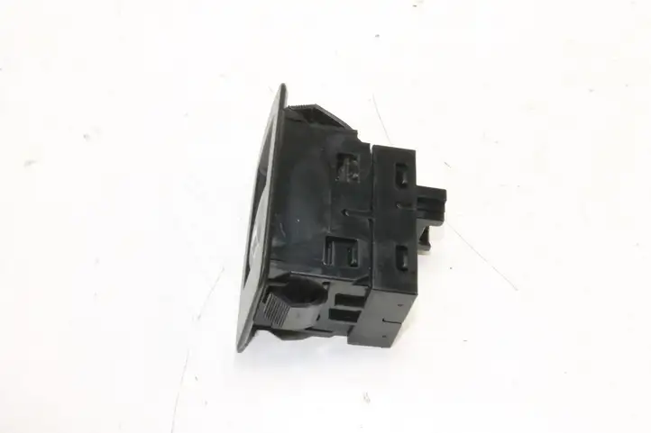 BMW X3 F25 (2010 - 2017) 9208106 Кнопка фаркопа в багажнике — фото 2