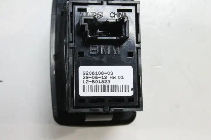 BMW X3 F25 (2010 - 2017) 9208106 Кнопка фаркопа в багажнике — фото 4