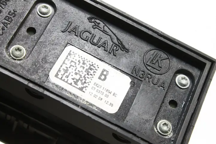 Jaguar XF X250 (2007 - 2015) 8X2311654BC Кнопка фаркопа в багажнике — фото 5