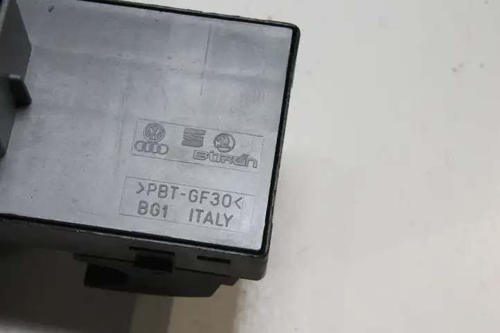 Skoda Superb B6 (3T) (2008 - 2015) 1Z0959858B Кнопка фаркопа в багажнике — фото 4