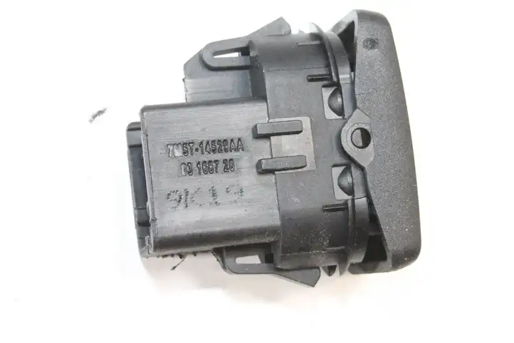 Ford Kuga I (2008 - 2012) 7M5T14529AA Кнопка фаркопа в багажнике — фото 3