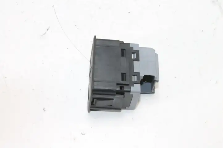 Audi A5 8T 8F (2007 - 2011) 4F0962109 Кнопка фаркопа в багажнике — фото 2