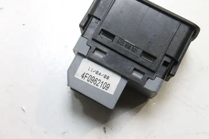 Audi A4 S4 B8 8K (2007 - 2011) 4F0962109 Кнопка фаркопа в багажнике — фото 3