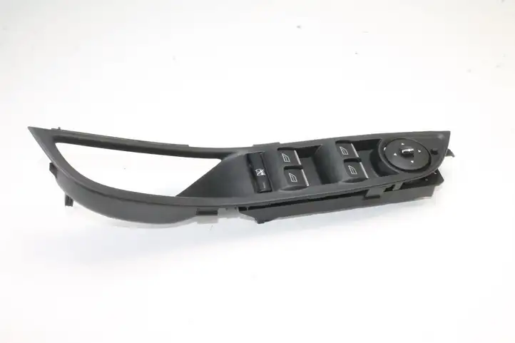 Ford Focus (2011 - 2015) AM5T14A132CA Кнопка фаркопа в багажнике — фото 1