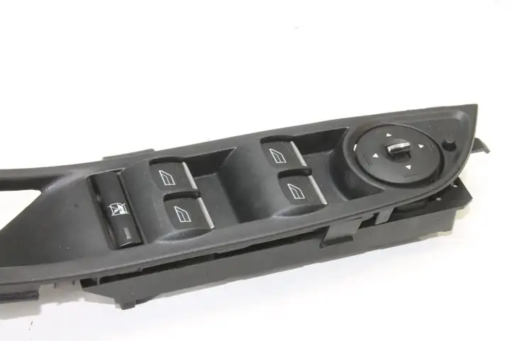Ford Focus (2011 - 2015) AM5T14A132CA Кнопка фаркопа в багажнике — фото 3