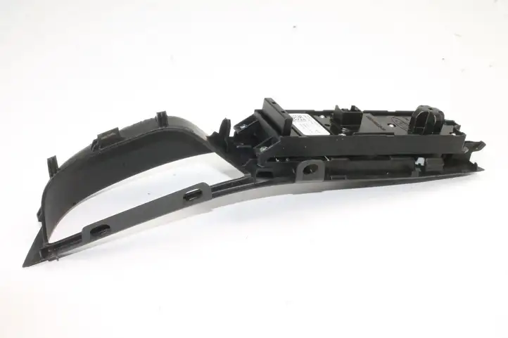 Ford Focus (2011 - 2015) AM5T14A132CA Кнопка фаркопа в багажнике — фото 4
