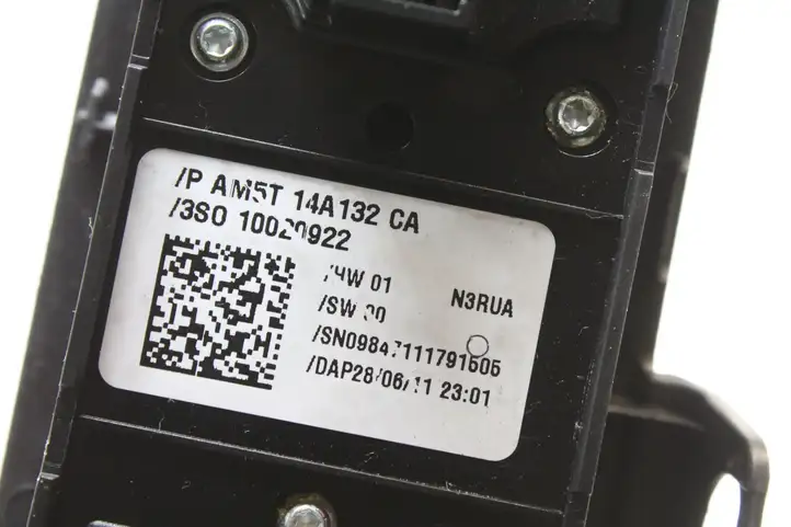 Ford Focus (2011 - 2015) AM5T14A132CA Кнопка фаркопа в багажнике — фото 5