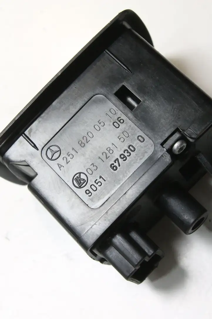 Mercedes-Benz B-class W245 (2005 - 2008) A2518200510 Кнопка фаркопа в багажнике — фото 4