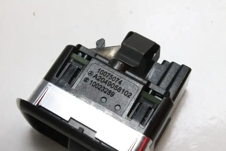 Mercedes-Benz A W176 (2012 - 2018) A2049058102 Кнопка фаркопа в багажнике — фото 3