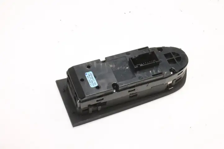 BMW 3 E90 E91 (2005 - 2012) 6948637 Кнопка фаркопа в багажнике — фото 4