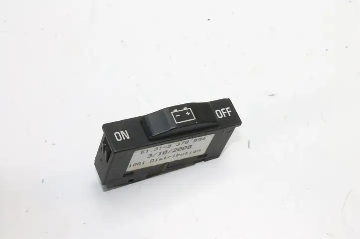 BMW 7 E65 E66 (2001 - 2008) 8379594 Кнопка фаркопа в багажнике — фото 1