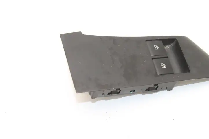 Opel Astra J (2009 - 2012) 13305978 Кнопка фаркопа в багажнике — фото 2