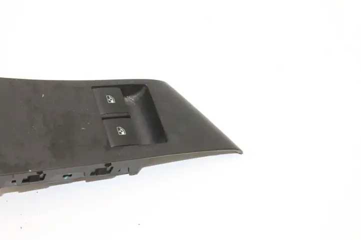 Opel Astra J (2009 - 2012) 13305978 Кнопка фаркопа в багажнике — фото 3