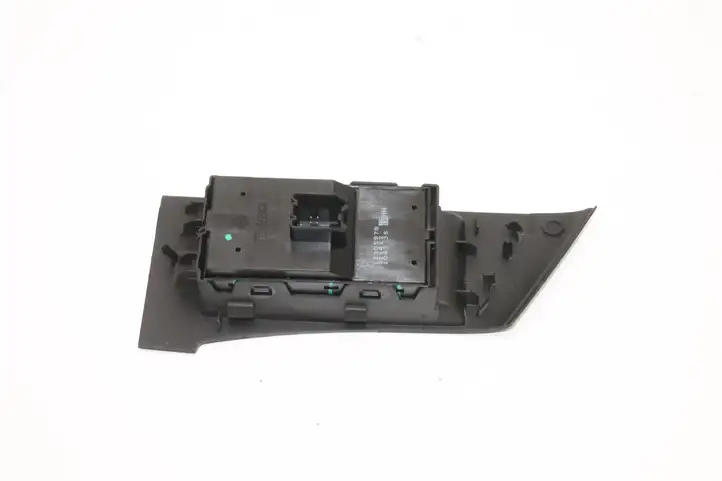 Opel Astra J (2009 - 2012) 13305978 Кнопка фаркопа в багажнике — фото 4