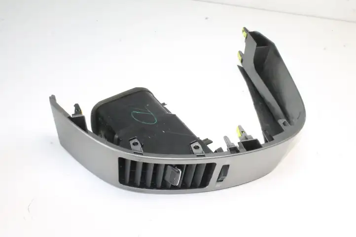 Toyota Prius (NHW20) (2003 - 2009) Воздушная решетка панели — фото 4