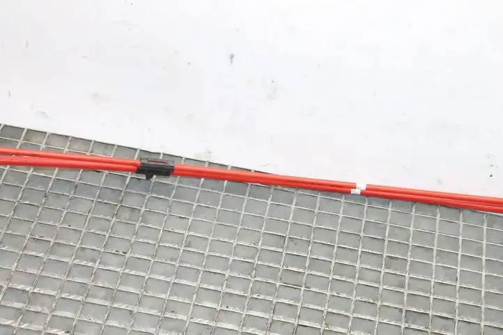 Jaguar XE (2014 - 2019) HX7314300AB Плюсовой провод аккумулятора — фото 7