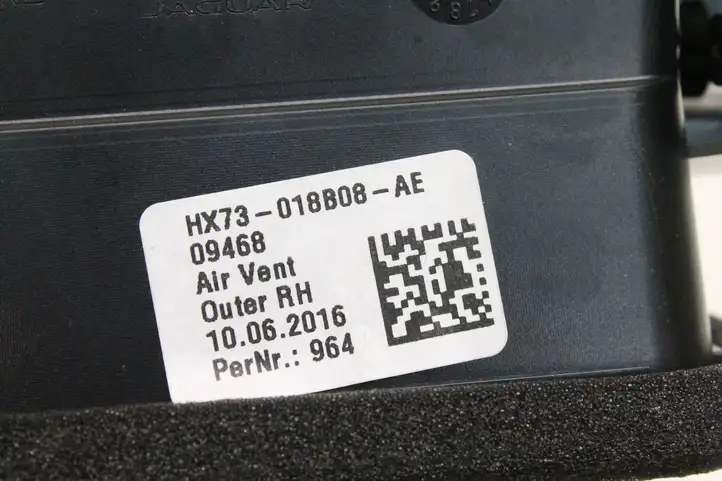 Jaguar XE (2014 - 2019) HX73018B08AE Воздушная решетка панели — фото 2
