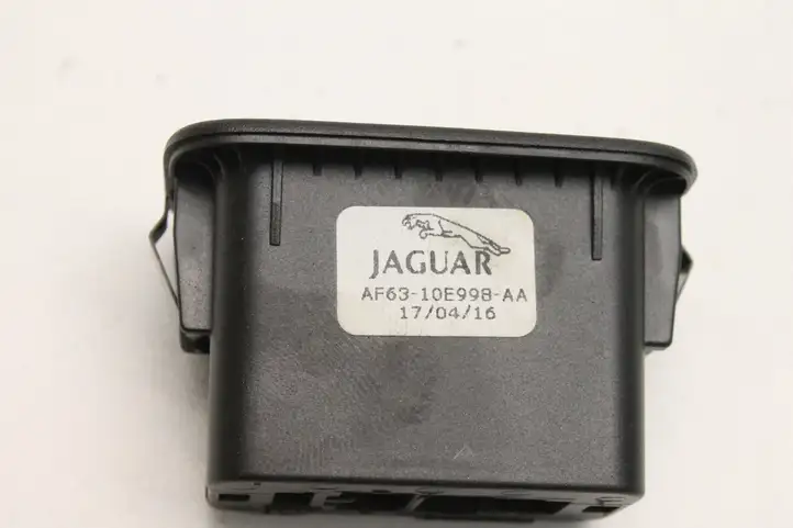 Jaguar XE (2014 - 2019) AF6310E998AA Кнопка закрытия багажника — фото 3