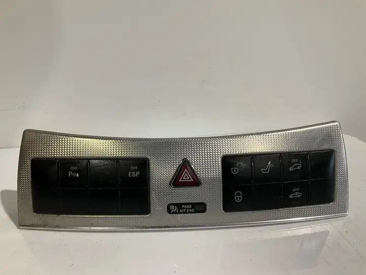 Mercedes-Benz CLK A209,C209 (2002 - 2009) A2096890031 Включатель аварийных фонарей — фото 1