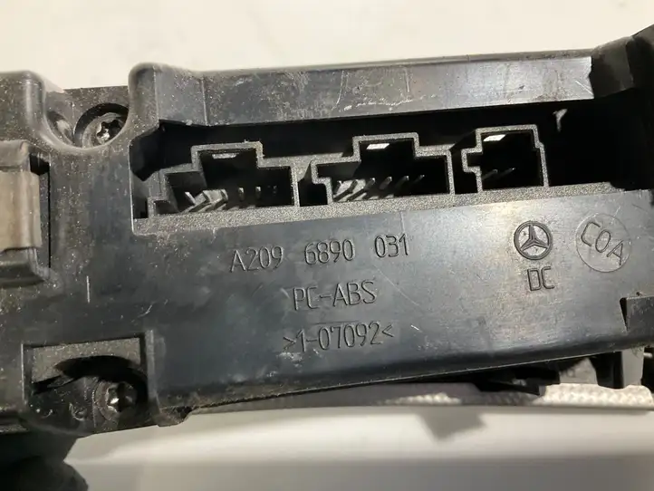 Mercedes-Benz CLK A209,C209 (2002 - 2009) A2096890031 Включатель аварийных фонарей — фото 3